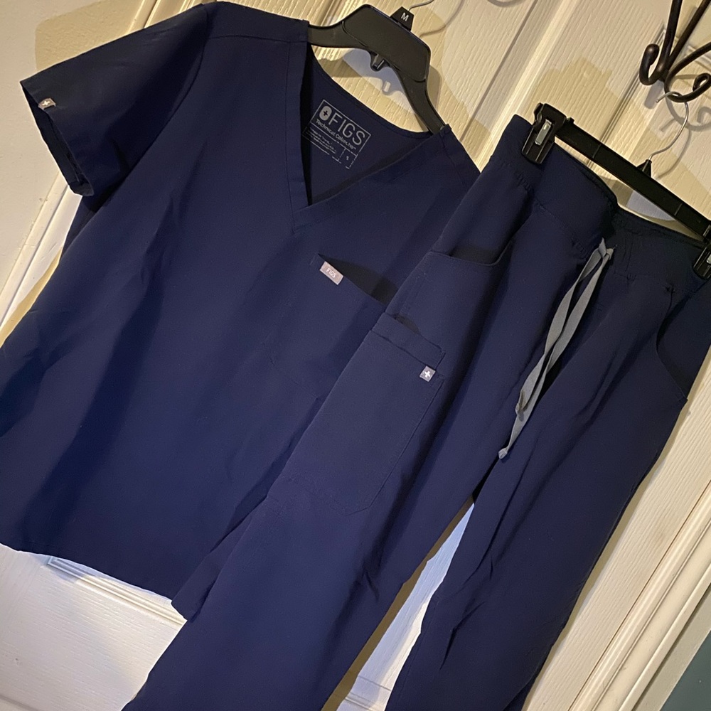FIGS Navy scrubs